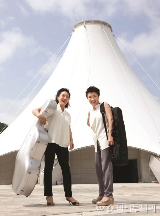 대관령국제음악제가 열리는 강원도 알펜시아 내 '뮤직텐트' 앞의 정명화(왼쪽), 정경화 예술감독이 활짝 웃고 있다. /사진제공=대관령국제음악제