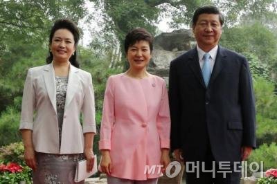 중국을 국빈 방문 중인 박근혜 대통령이 28일 오후 베이징 댜오위타이에서 시진핑 국가주석이 주최한 특별오찬에서 기념촬영을 하고 있다. 왼쪽은 시 주석의 부인인 펑리위안 여사.