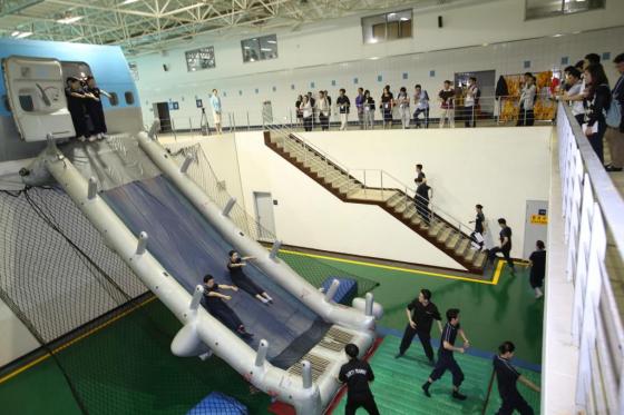 1일 대한항공 객실훈련원에서 진행된 항공기 탈출 훈련 모습/사진제공=대한항공