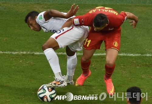 벨기에는 2일 오전 5시(한국시각) 브라질 사우바도르의 아레나 폰테 노바 경기장에서 열린 2014 브라질 월드컵 16강전에서 미국에 2대 1로 이겼다. 두 팀 선수가 공을 다투고 있다. /AFPBBNews=News1<br>