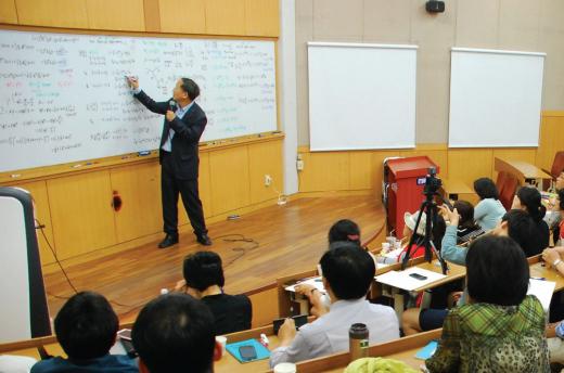 자연과학 비전공자들이 4시간 이상 강의에 몰입하고 있다.