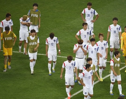 홍명보 감독이 알제리와의 조별예선 2차전에서 전반 3골을 내주자 침통한 듯 고개를 떨구고 있다. /사진=뉴스1