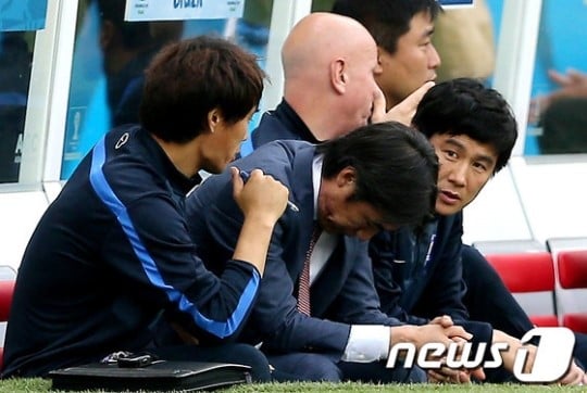 허정무 대한축구협회 부회장이 홍명보 감독의 유임 사실을 발표하고 있다. /사진=OSEN