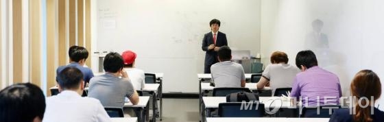 배운철 소셜미디어전략연구소 대표가 2일 오후 서울 강남구 역삼동 디캠프에서 열린 대한민국 모바일앱 포럼 7월 세미나에서 강연을 하고 있다./사진=이기범 기자