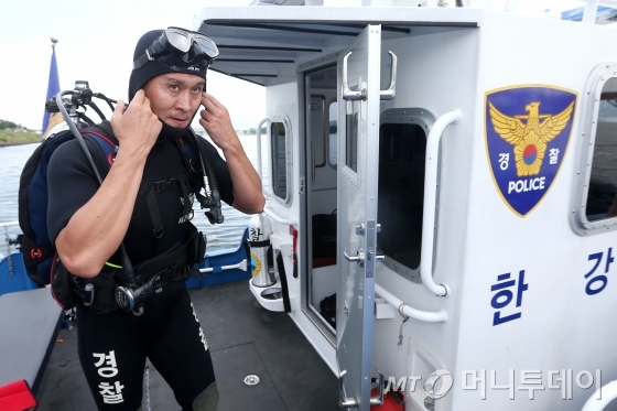 한강경찰대 수색2팀 강동구 경사(36)가 지난 4일 신고를 받고 출동하기 준비하고 있다. /사진=최부석 기자