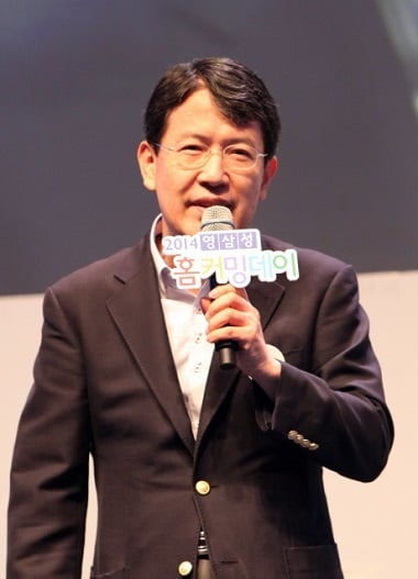 최홍섭 삼성미래전략실 전무가 4일 서울 서초동 삼성전자 사옥에서 열린 '2014 영삼성 홈커밍데이' 참석자들을 격려하고 있다. /사진 제공=삼성그룹