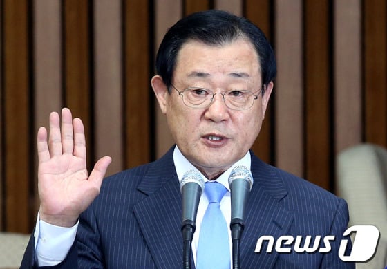 이병기 국가정보원장 후보자가 7일 오전 서울 여의도 국회에서 열린 인사청문회에서 선서를 하고 있다. 2014.7.7/뉴스1 © News1 이광호 기자