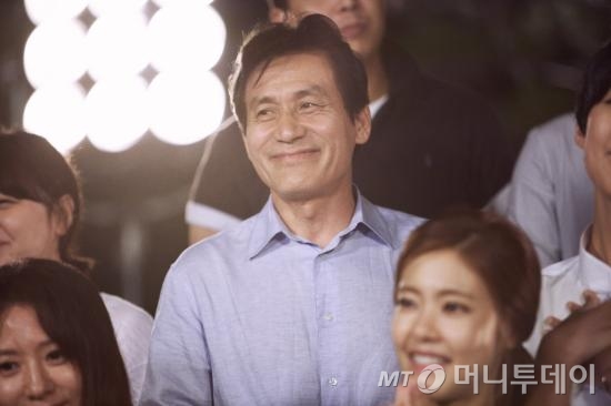 이번 뮤직비디오 촬영을 위해 배우들을 불러 모은 안성기. /사진제공=포토라일락