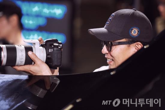 싸이의 '행오버' 뮤직비디오를 찍은 차은택 감독이 이번 '코이노니아' 뮤직비디오 촬영도 맡았다. /사진제공=포토라일락