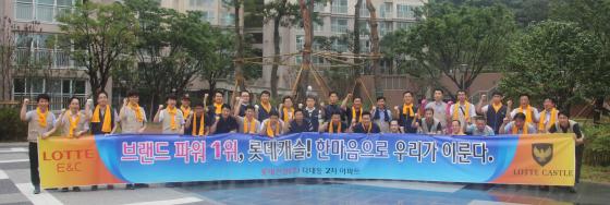 롯데건설은 김치현 대표이사를 비롯한 총 120여 명에 이르는 본사 인력들이 조를 나눠 올해 말까지 준공을 앞둔 11개 현장의 업무 지원 활동을 펼치는 '준공현장 지원의 날' 행사를 실시했다. 행사후 행사에 참가한 임직원들이 기념촬용을 하고 있다. / 사진제공=롯데건설