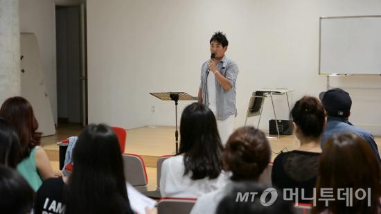 가수 이승철이 탈북청년합창단과 노래 연습을 하기 전, 합창곡 '그날에...'에 대해 설명하고 있다. /사진제공=쇼마스터