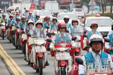 29일 부산 사하우체국 집배원들이 배달용 오토바이 70여 대를 타고 이륜차 교통질서 준수를 홍보하는 캠페인을 벌이고 있다. (사하우체국 제공) 2013.7.29/뉴스1