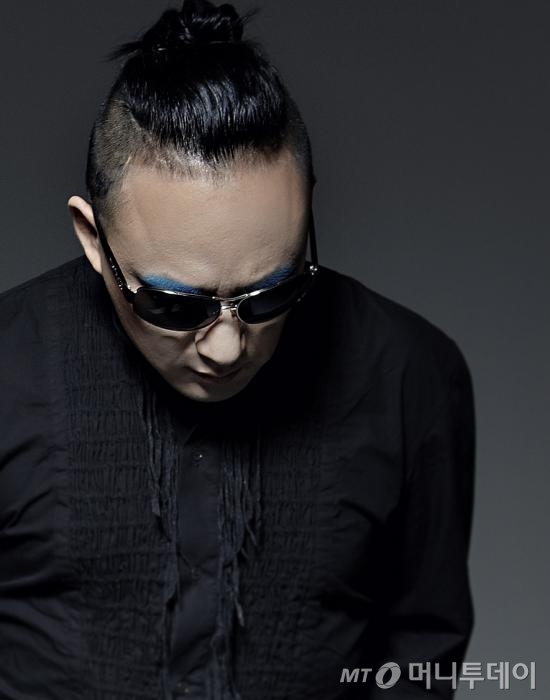 1인 아카펠라 곡 '아따'에서 신해철은 그간 배운 모든 음악 역량을 총동원했다. /사진제공=KCA엔터테인먼트