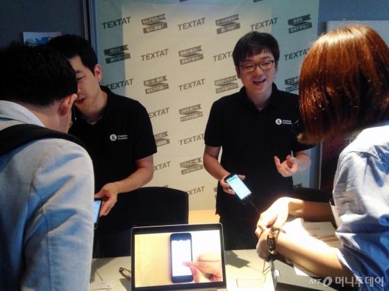 스타트업얼라이언스 재팬 부트캠프 데모데이에서 서비스를 설명하고 있는 김종윤 스캐터랩 대표(오른쪽)