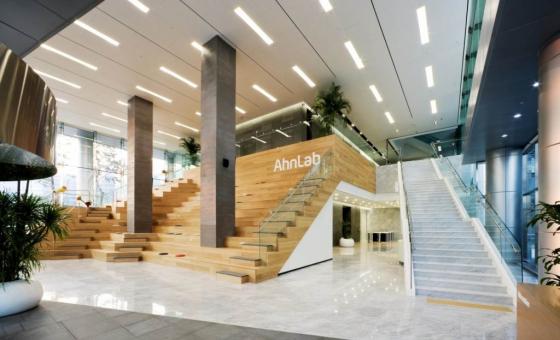 경기 성남에 위치한 안랩 사옥 로비 전경. 이탈리아 로마의 스페인계단을 본 뜬 일명 '안랩 계단'./사진제공=안랩