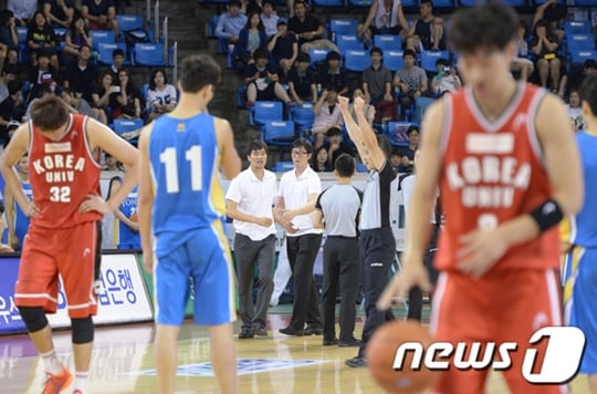 연세대 정재근 감독이 지난 10일 오후 서울 잠실학생체육관에서 열린 2014 아시아-퍼시픽 대학농구 챌린지 결승전 고려대와 연세대의 경기에서 경기종료 2분을 남기고 심판판정에 격렬히 항의하고 있다. /사진=뉴스1