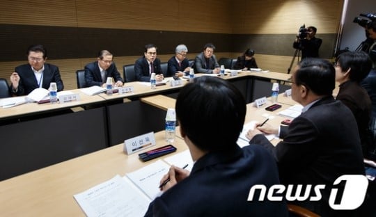 김종 문화체육관광부 제2차관(왼쪽 세번째)이 지난 5월 범정부 스포츠혁신 특별전담팀(TF) 첫 회의를 주재하고 있다. /사진=뉴스1