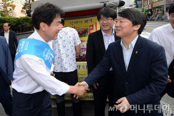 (서울=뉴스1) 정회성 기자 새정치민주연합 안철수 대표(오른쪽), 기동민 7·30 재·보궐선거 서울 동작을 후보가 11일 오후 서울 동작구 흑석시장 초입에서 악수하고 있다.<br><br>안 대표와 기 후보는 이날 흑석시장을 함께 돌며 상인들에게 지지를 호소했다. 2014.7.11/뉴스1