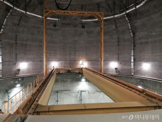 사일로 내부. 앞의 크레인을 타고 처분용기가 바닥부터 보관된다. 현재는 비어 있는 상태/사진=머니투데이DB