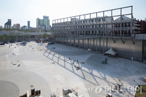 경찰청 건물 뒤로 아시아문화전당 건물 건립 공사가 한창 진행중이다. /사진제공=아시아문화중심도시추진단