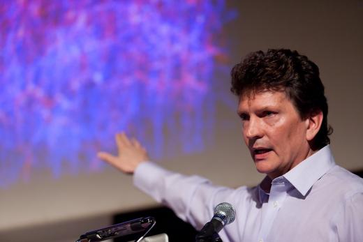 유럽연합(EU)은 인간의 뇌를 슈퍼컴퓨터를 통해 완벽히 재현하는 ‘휴먼 브레인 프로젝트(Human Brain Project)’에 10년 동안 약 10억 유로를 투입하기로 했다. 기존의 뇌 연구가 뇌를 ‘들여다보는’ 연구였다면, 이 프로젝트는 본격적으로 뇌를 ‘만드는’ 연구를 진행한다.