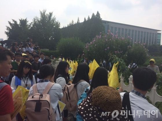 16일 오후 서울 여의도 국회 담벼락에 1박2일 도보행진에 나선 세월호 침몰 사고 생존학생들이 꽂아둔 노란 깃발이 걸려 있다. /사진=뉴스1