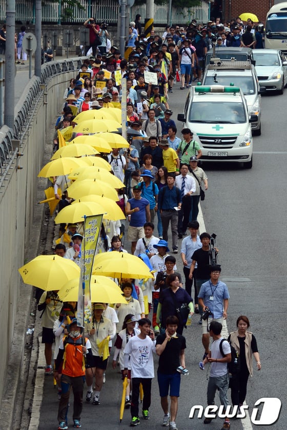 1박2일 도보행진에 나선 세월호 침몰사고 생존학생들이 16일 오후 서울 여의도 국회를 향해 행진하고 있다. /사진=뉴스1