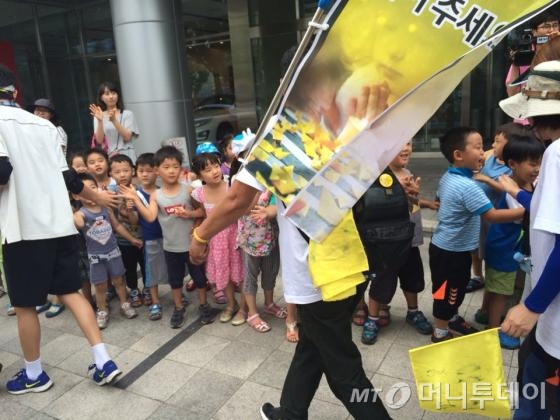 16일 오후 구로구의 한 어린이집 아이들이 도보행진 중인 단원고 2학년생들을 응원하고 있다. /사진=박소연 기자