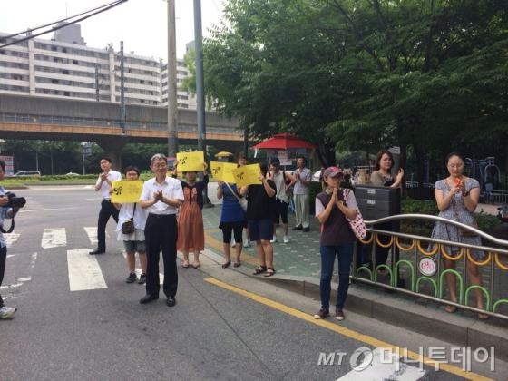 16일 오후 서울시내 거리에서 1박2일 도보행진 중인 단원고 2학년 학생들을 응원 중인 시민들. /사진=박소연 기자