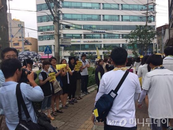 16일 오후 서울시내 거리에서 1박2일 도보행진 중인 단원고 2학년 학생들을 응원 중인 시민들. /사진=박소연 기자