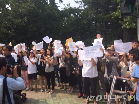 16일 오후 국회 정문 근처에서 1박2일 도보행진 중인 단원고 2학년 학생들을 응원 중인 시민들. /사진=박소연 기자
