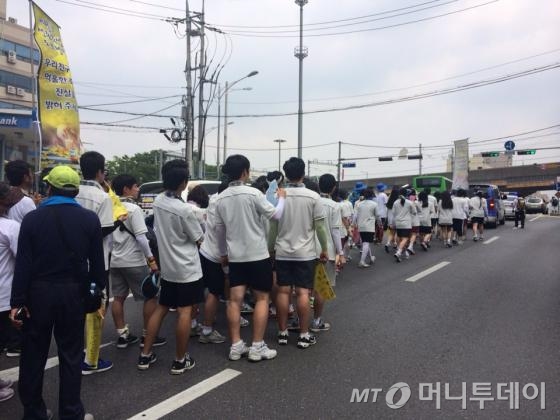 1박2일 도보행진에 나선 세월호 침몰사고 생존학생들이 탑승한 버스가 16일 오후 서울 여의도 국회를 떠나자 시민들이 버스를 향해 손을 흔들고 있다. /사진=뉴스1