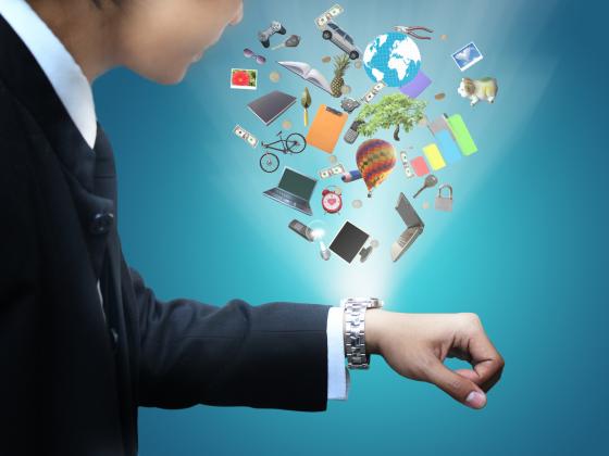 스마트 워치는 두 손이 자유롭지 않은 상황에서도 음성 인식 기능으로 정보를 검색할 수 있도록 지원한다.