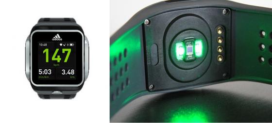 스트랩에 플렉서블 배터리를 내장하여 대용량 배터리를 구현한 모습