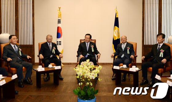 17일 오전 서울 여의도 국회 국회의장 접견실에서 제66주년 제헌절 경축식에 참석한 (왼쪽부터)정홍원 국무총리, 양승태 대법원장, 정의화 국회의장, 박한철 헌법재판소장, 이인복 중앙선관위원장 등 5부 요인이 환담을 나누고 있다. 2014.7.17/뉴스1 © News1 박철중 기자