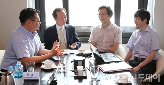 (사진 왼쪽부터)류준영 머니투데이 정보미디어과학부 기자, 이헌규 한국과학기술단체총연합회 사무총장, 조만형 한남대학교 교수, 김진수 IBS 유전체 교정 연구단장(서울대 화학부 교수)<br><br>