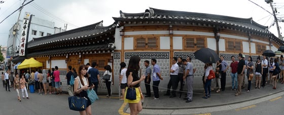 초복을 맞아 서울 종로구의 한 삼계탕집 밖에까지 손님들이 길게 줄지어 서 있다. / 사진=뉴스1 제공