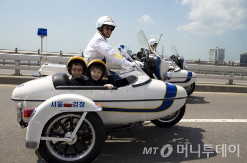 어린이날 사이드카에 어린이들을 태우고 퍼레이드 행사 중인 교통순찰대의 모습. /사진=서울지방경찰청 교통순찰대 제공