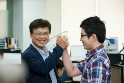 최양희 미래창조과학부 장관이 19일 오전 경기도 성남시 분당구 시공미디어를 방문해 개발자를 격려하고 있다./사진제공=미래창조과학부