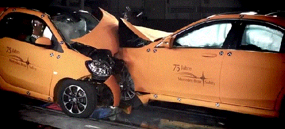 다임러 AG가 최근 공개한 대형 세단 S-클래스와 경차 '포투'의 충돌 테스트 장면/사진=유튜브 영상 캡쳐