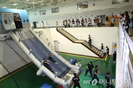 대한항공 객실훈련원 비상탈출훈련