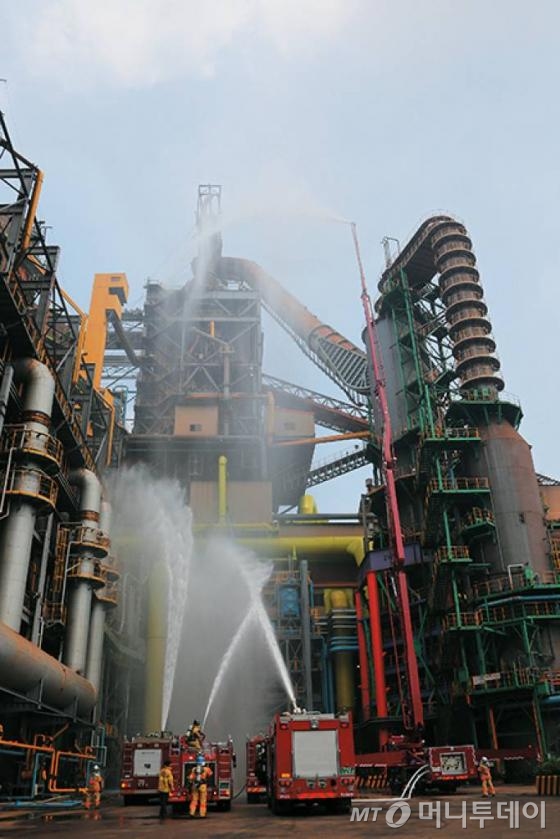 포스코가 지난 25일 포항 본사 대회의장에서 '포스코패밀리 안전방재 결의대회'를 열었다. 사진은 포항 4고로에서 안전방재 통합훈련을 하면서 화재 진압 시연을 하고 있는 모습. 사진=포스코