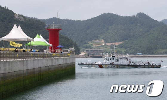 세월호 여객선 참사 100일을 하루 앞둔 23일 전남 진도군 진도실내체육관에서 실종자 가족들이 자녀들의 소식을 기다리고 있다. /사진=뉴스1