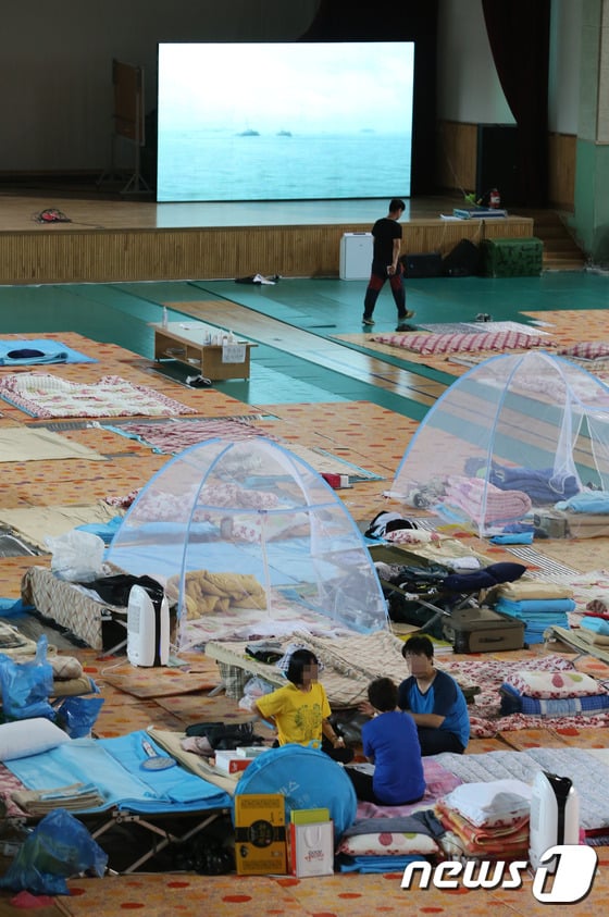 세월호 여객선 참사 100일을 하루 앞둔 23일 전남 진도군 팽목항 방파제에 실종자들이 돌아오기를 기원하는 현수막이 걸려 있다. /사진=뉴스1