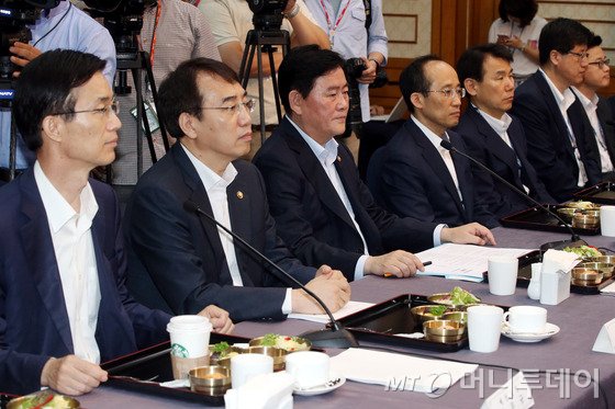 (서울=뉴스1)이광호 기자 = 최경환 경제부총리 겸 기재부장관(왼쪽 세번째) 등이 23일 오전 서울 여의도 국회 귀빈식당에서 열린 하반기 경제운용 방향과 내년도 예산안 논의를 위한 당정협의에서 이완구 새누리당 원내대표의 인사말을 경청하고 있다. 2014.7.23/뉴스1