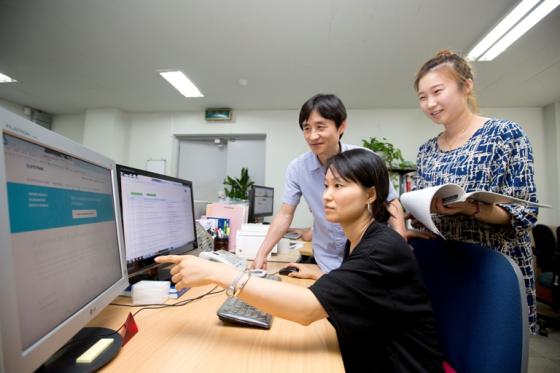 통역 서비스를 점검하는 시스트란 직원들