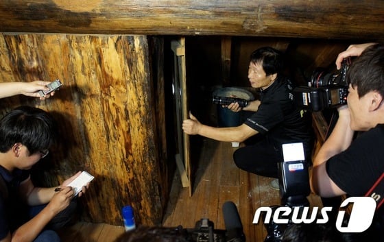 (순천=뉴스1)서순규 기자 = 23일 경찰이 유병언 전 세모그룹 회장이 은신한 전남 순천 송치재 인근 별장을 긴급 압수수색한 가운데 유병언이 은신한 것으로 추정되는 별장 2층의 비밀 공간이 공개되고 있다. 2014.7.23/뉴스1