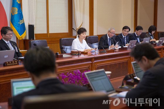 (서울=뉴스1)박철중 기자 박근혜 대통령이 27일 청와대에서 열린 국무회의를 주재하며 교육ㆍ사회ㆍ문화 분야를 총괄하는 부총리직을 신설하는 정부조직개편 구상을 밝히고 있다. (청와대 제공) 2014.5.27/뉴스1