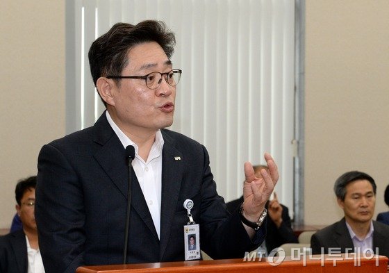 (서울=뉴스1)박철중 기자 = 서중석 국립과학수사연구원장이 24일 오후 서울 여의도 국회에서 열린 안전행정위원회 긴급 현안보고에 출석해 전남 순천에서 발견된 변사체가 유병언 전 세모그룹 회장이냐는 질문에 "유병언이 확실하다"고 말하고 있다. 2014.7.24/뉴스1