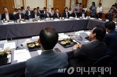 (서울=뉴스1)이광호 기자 = 최경환 경제부총리 겸 기재부장관(왼쪽 세번째)이 23일 오전 서울 여의도 국회 귀빈식당에서 열린 하반기 경제운용 방향과 내년도 예산안 논의를 위한 당정협의에서 인사말을 하고 있다. 2014.7.23/뉴스1